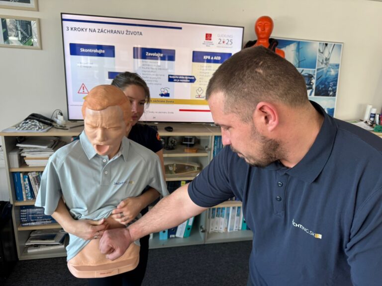 Účastníci kurzu prvej pomoci cvičia na figurínach