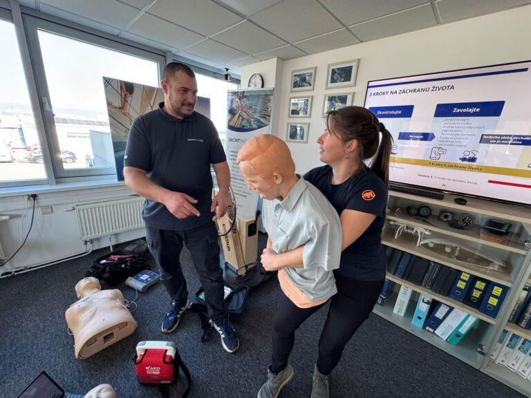 Účastníci kurzu prvej pomoci cvičia na figurínach