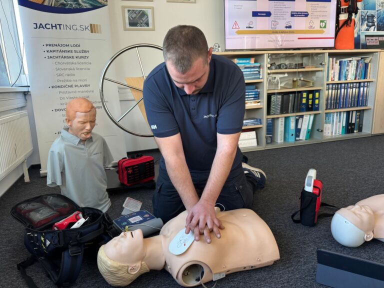 Inštruktor demonštruje kardiopulmonálnu resuscitáciu (KPR) na figuríne