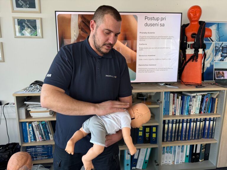 Nácvik Gordonovho manévru pri dusení dieťaťa na figuríne