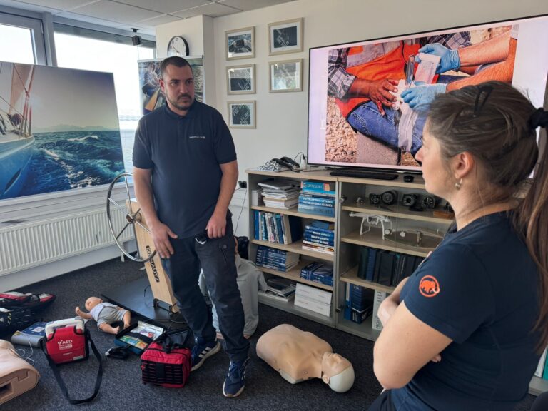 Inštruktor Michal Řezníček vysvetľuje účastníčke kurzu použitie turniketu na zastavenie krvácania