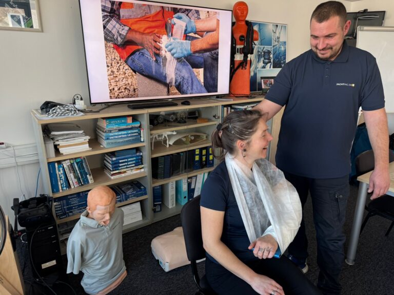 Nácvik obväzovania rán na kurze prvej pomoci