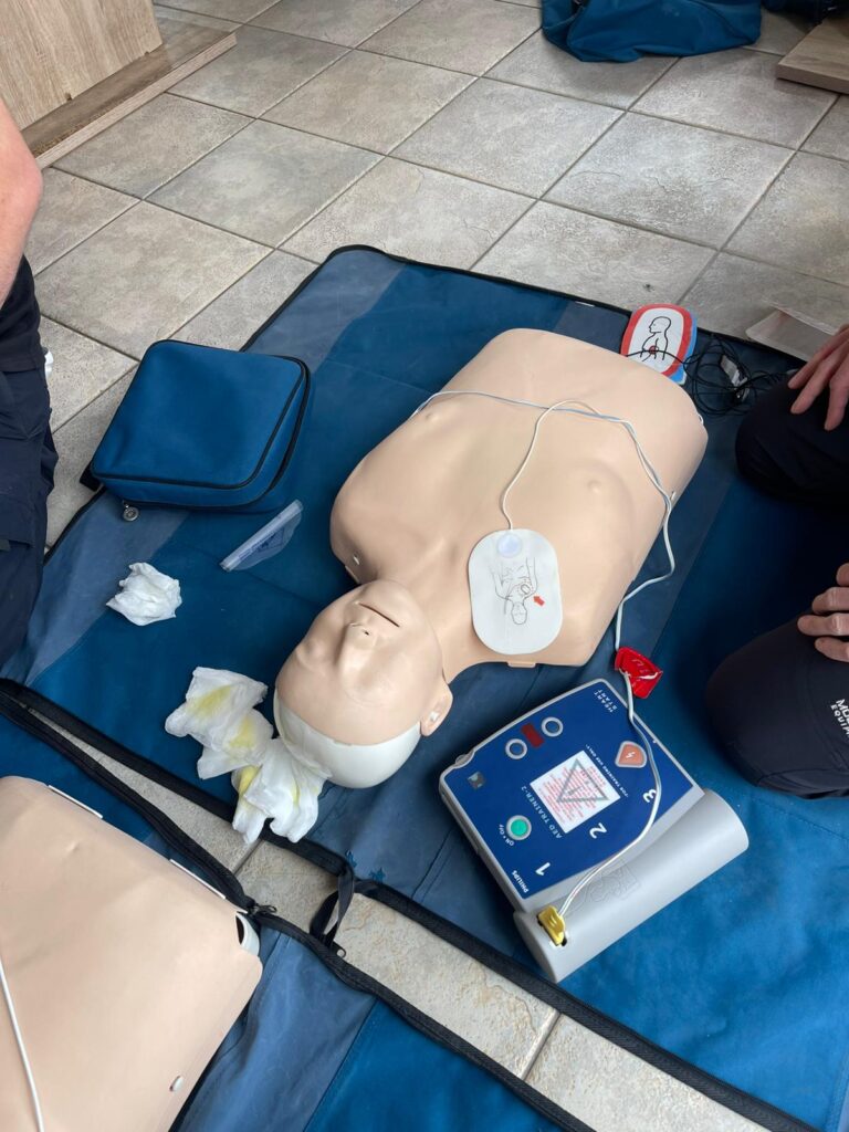 Ukážka techniky KPR počas kurzu prvej pomoci na mori