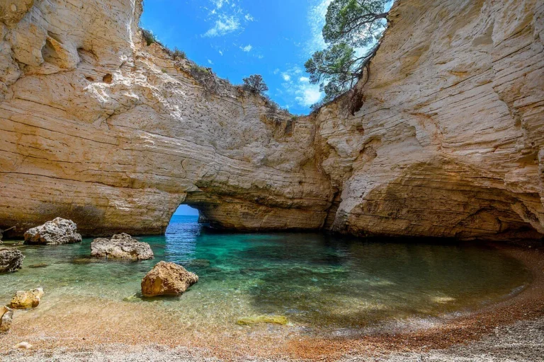 Grotta Sfondata, Vieste